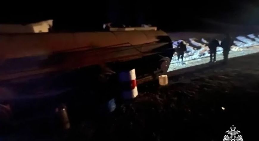 На автодороге Бояровка – Тоора-Хем произошло опрокидывание цистерны бензовоза