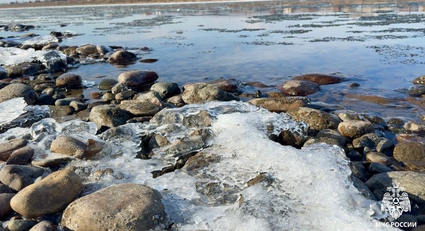 В Каа-Хемском районе Тувы закрыли две паромные переправы через Малый Енисей