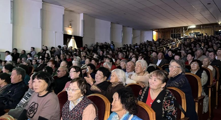 В Туве ко Дню пожилых людей наградили представителей старшего поколения