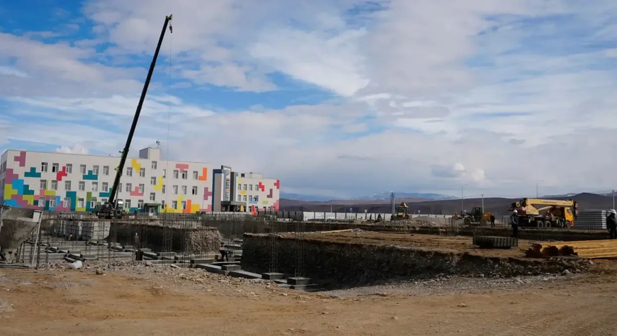 Владислав Ховалыг проинспектировал строительство детского сада и спортзала на Вавилинском затоне