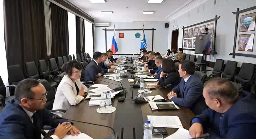 Владислав Ховалыг провёл совещание по итогам командировки в Москву