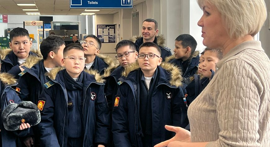 К 80-летию гражданской авиации Тувы для кадет провели экскурсию