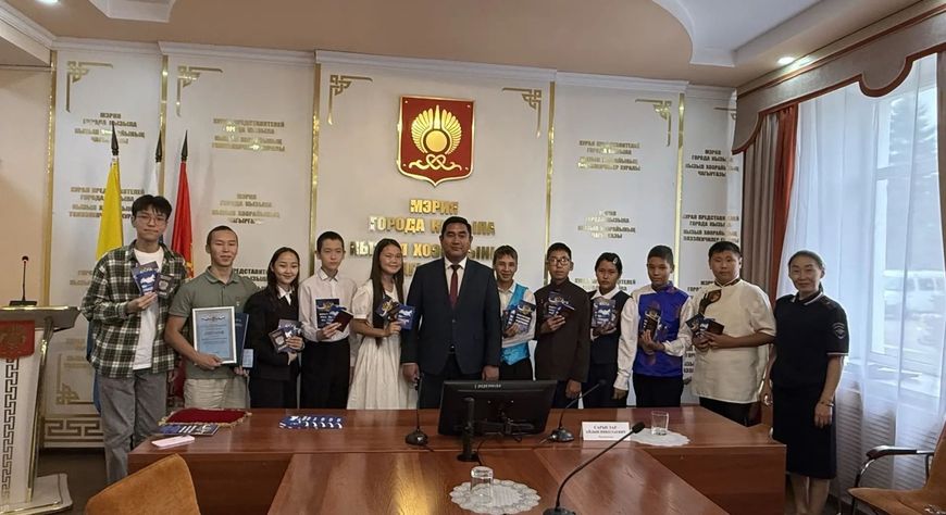 В Кызыле юным горожанам вручили первые паспорта