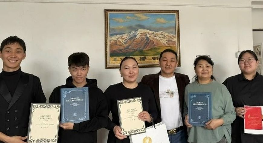 Студенты Кызылского колледжа искусств получили партитуры выдающихся тувинских композиторов