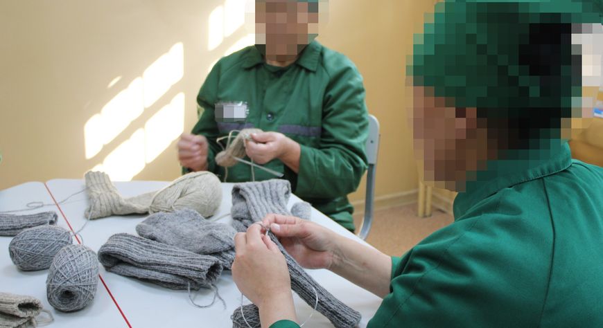 Осуждённые Тувы вяжут тёплые носки для участников СВО