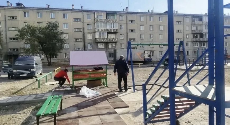 В Кызыле восстановили покрытие на детской площадке по Ангарскому бульвару, 25